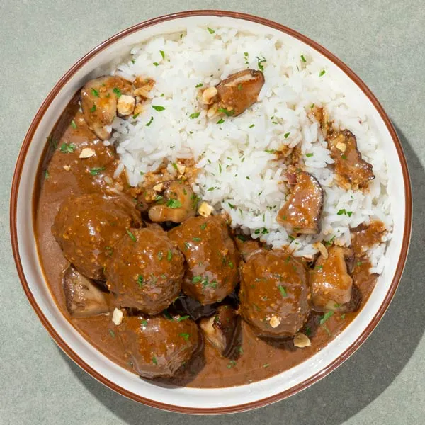 Albóndigas con salsa fricandó, champiñones y arroz