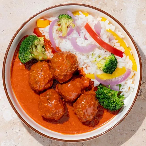 Albóndigas con curry rojo, arroz y verduras