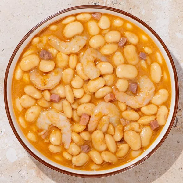 Fabes con langostinos en caldo de jamón
