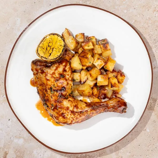 Pollo asado al limón con rústicas