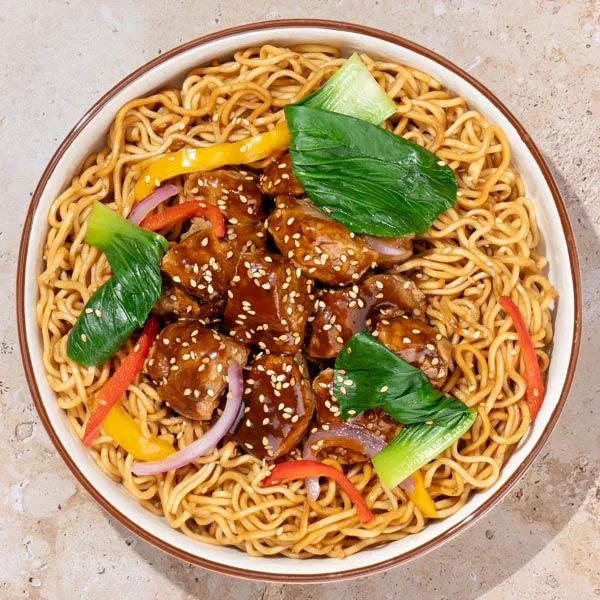 Wok de cerdo y verduras con noodles