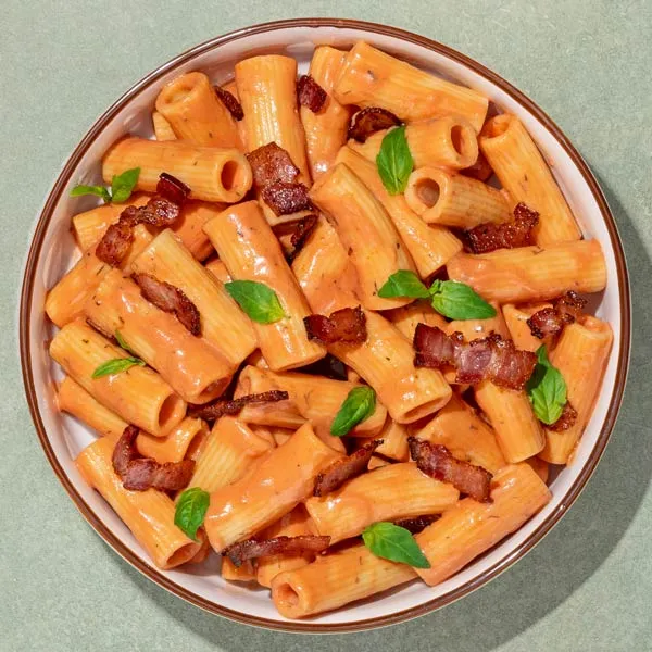 Tortiglioni tomate cremoso y bacon