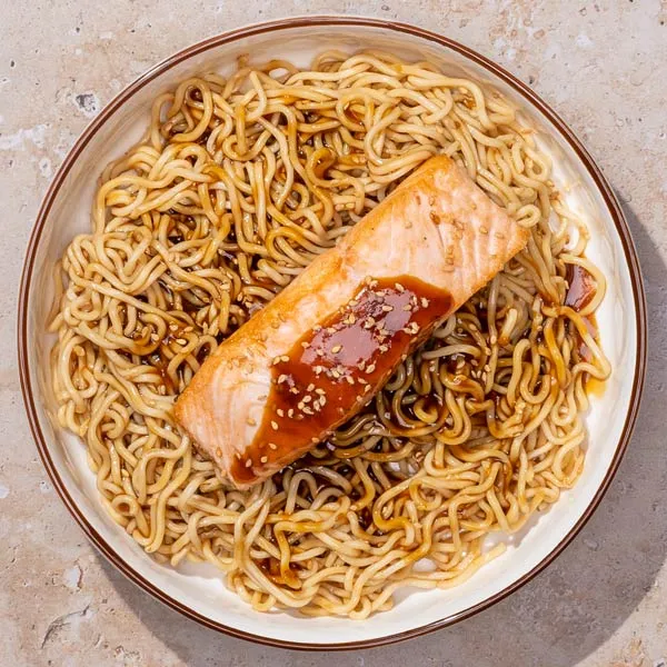 Salmón teriyaki con noodles