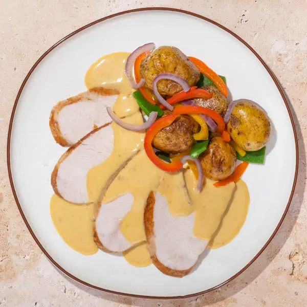 Hähnchen mit Soße nach Huancayo-Art, Kartoffeln und Gemüsestreifen