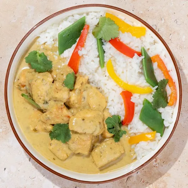 Hähnchenbrust mit grüner Thai-Currysauce, Reis und Gemüse