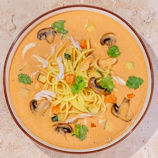 Thai-Suppe mit Putenfleisch, Noodles und Champignons