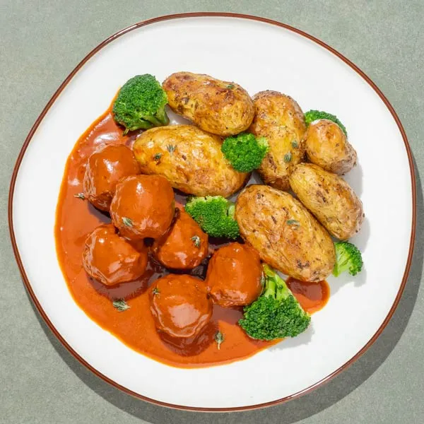 Fleischbällchen in Tomaten-Weinsoße mit Kartoffeln und Brokkoli