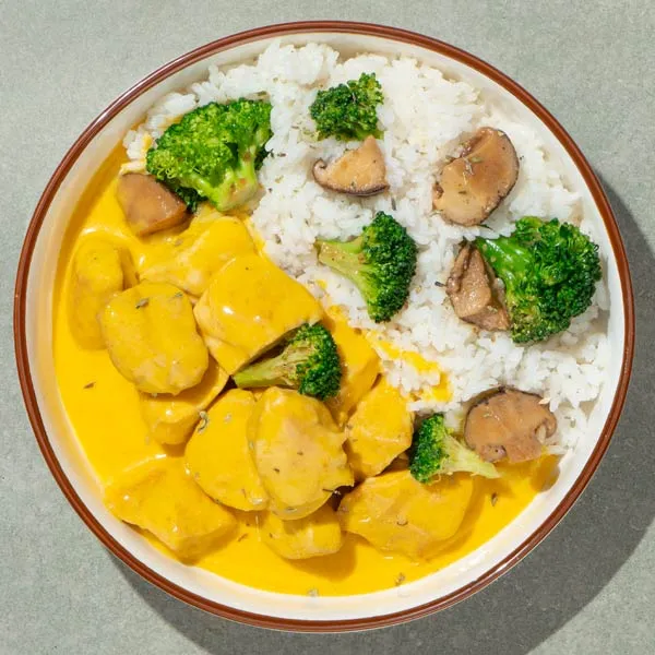 Hähnchen mit indischem Joghurt-Curry, Reis und Gemüse
