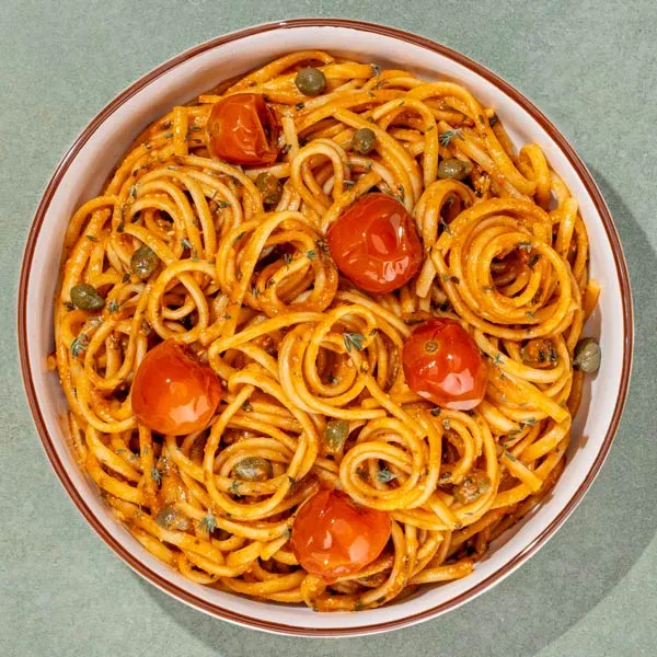 Linguine mit Pesto alla calabrese und geschmorten Kirschtomaten