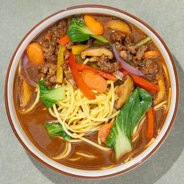 Nudeln mit Schweinefleisch in Hoisinsauce und Gemüse