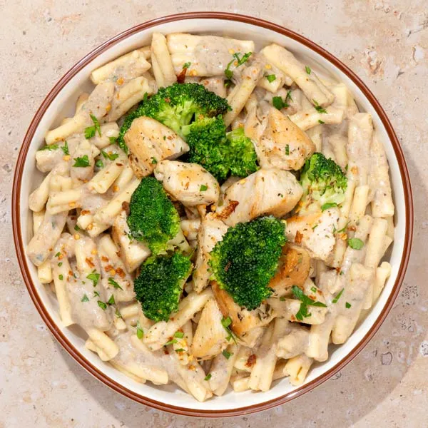 Casarecce mit cremiger Champignon-Sahnesauce, Hähnchen und Brokkoli