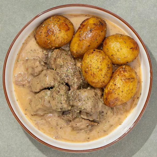 Rindfleisch in cremiger Knoblauchsoße mit Ofenkartoffeln