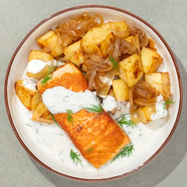 Salmón con salsa de eneldo y yogurt