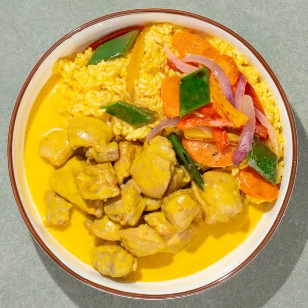 Contramuslo con salsa korma, arroz amarillo y verduras