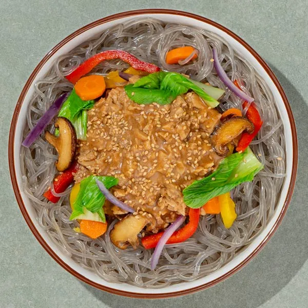 Legumbreta al estilo asiático, verduras y noodles de boniato