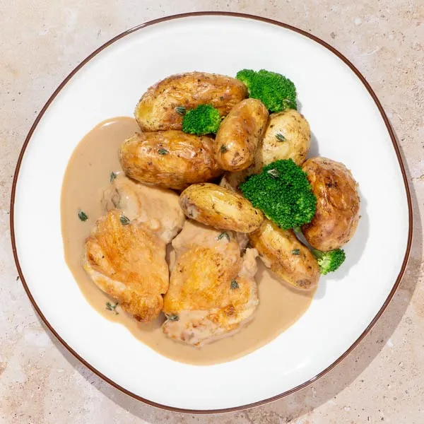 Pollo con salsa a la crema y verduras