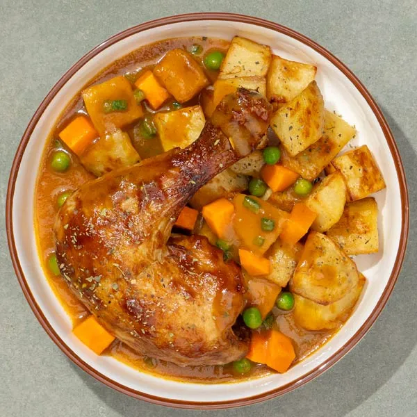 Muslo de pollo con salsa jardinera y patatas