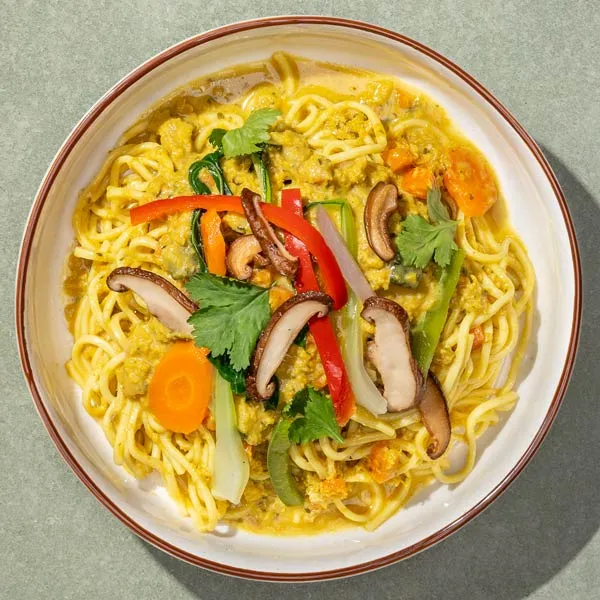 Noodles con ragú thai de merluza y verduras