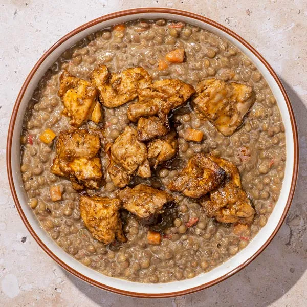 Lentejas guisadas con pollo marinado