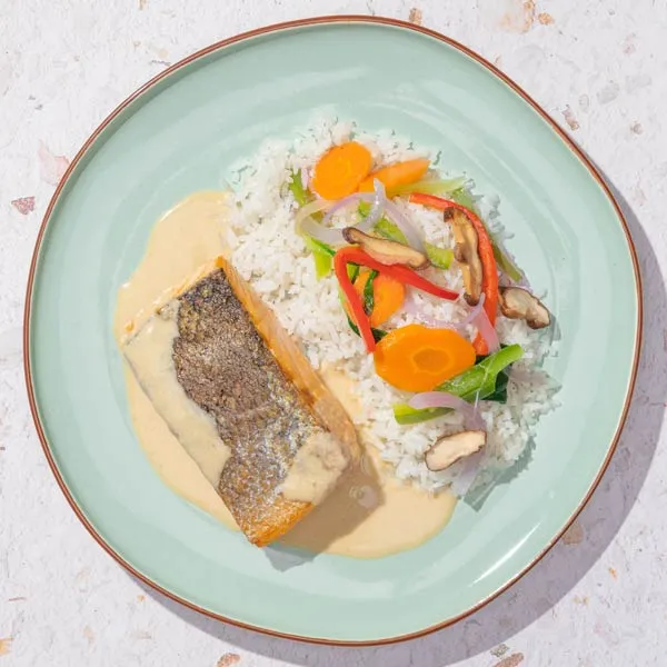 Salmón all i pebre, arroz y verduritas