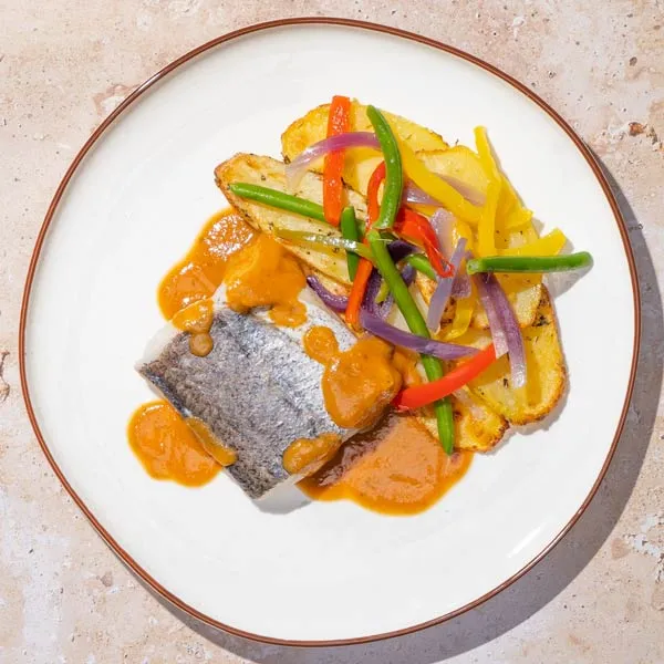 Merluza a la guipuzcoana, patatas y verduras