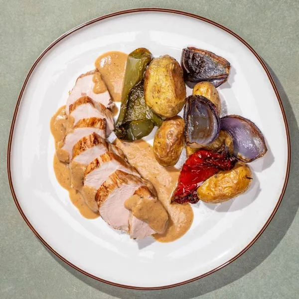 Solomillo a la cordobesa, patatas asadas y verduras escalivadas