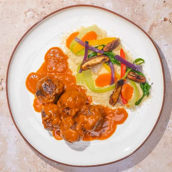 Albóndigas marroquíes, cous cous y verduras