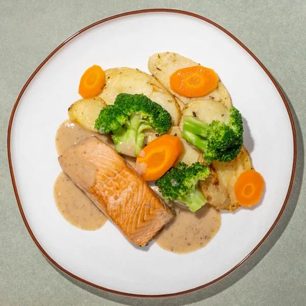 Salmón con salsa de limón, patatas, brócoli y zanahorias
