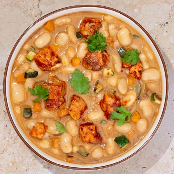 Alubias especiadas con pollo marinado