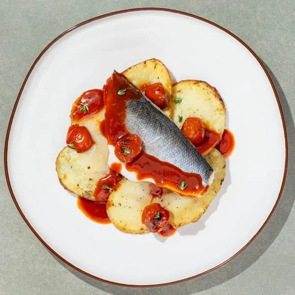 Dorada con salsa marinera, tomatitos y patatas