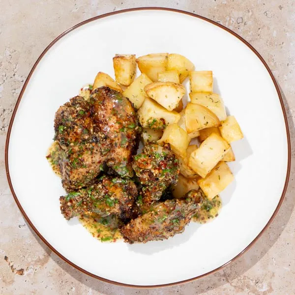 Alitas de pollo con chimichurri y patatas