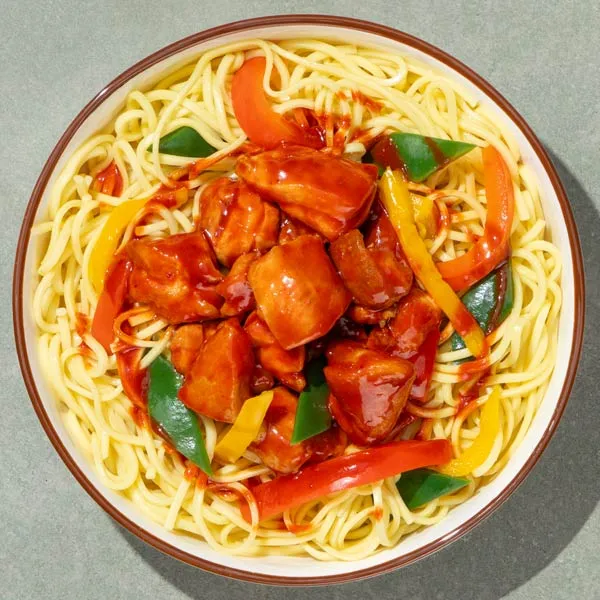 Pollo con salsa coreana, verduras y noodles